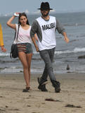 th_69922_Preppie_Jared_Leto_hanging_out_on_the_beach_in_Malibu_19_122_376lo.jpg