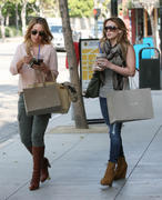 http://img274.imagevenue.com/loc516/th_99116_Hilary_out_shopping_with_Haylie_in_Pasadena12_122_516lo.jpg