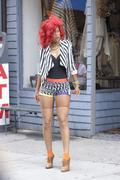 th_14669_Rihanna_shoots_Whats_My_Name_in_NYC_62_122_563lo.jpg