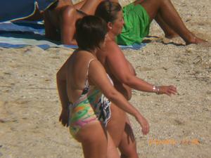 Spying-Women-On-The-Beach-d1mklanwqu.jpg