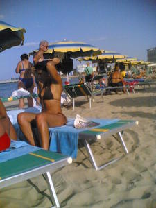 Italiana-Mom-On-The-Beach-a1nrdln42b.jpg