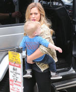 http://img274.imagevenue.com/loc564/th_684125221_Hilary_Duff_out_shopping_West_Hollywood1_122_564lo.jpg